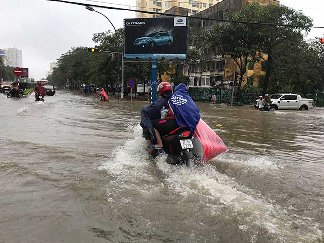 Mưa lớn kéo dài, TP Vinh ngập sâu, xuất hiện hố &#34;tử thần&#34; - 13