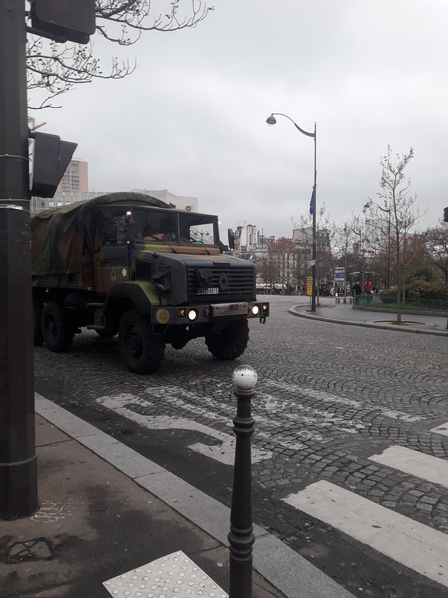 Sau bạo loạn ở Paris, Pháp điều xe bọc thép về thủ đô - 1