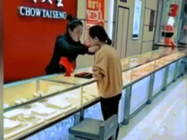 Media - Tưởng là cướp, nhân viên bán trang sức lao qua quầy đuổi theo khách