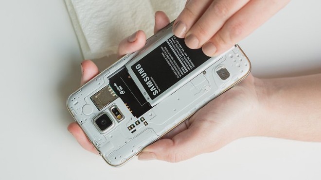 Cách phòng ngừa và “CỨU” điện thoại khi bị dính nước - 2