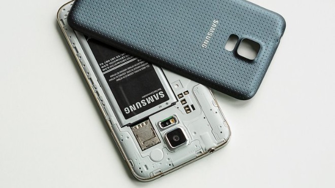 Cách phòng ngừa và “CỨU” điện thoại khi bị dính nước - 4