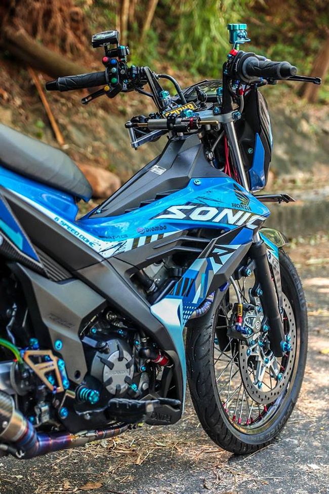 Honda Sonic 150 thậm chí còn tạo cảm hứng độ cho nhiều người chơi xe. Trong trường hợp này, chiếc Sonic 150 đã được một dân chơi trẻ tuổi ở Vũng Tảu rất kỳ công lên đồ chơi.