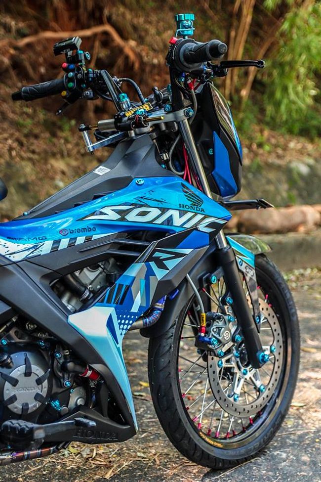 Honda Sonic 150 sở hữu nhiều đồ chơi hay. Trong đó có phanh đĩa Brembo và heo Brembo 2 pic đối xứng.