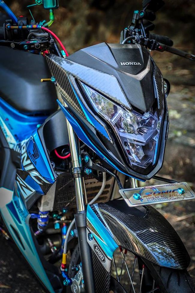 Cận cảnh mặt trước xe.