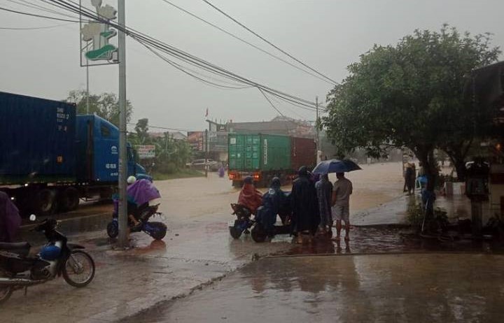 Mưa lớn kéo dài, quốc lộ qua Hà Tĩnh bị chia cắt - 1