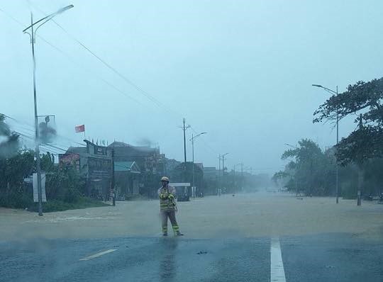 Mưa lớn kéo dài, quốc lộ qua Hà Tĩnh bị chia cắt - 4