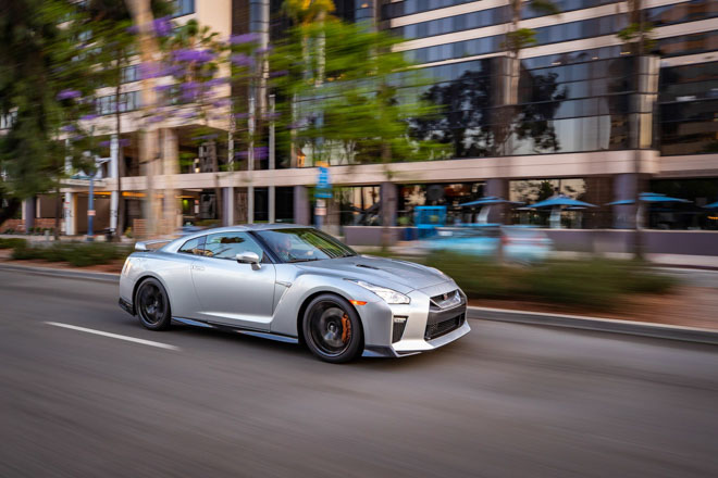 Nissan giới thiệu "xế đua" GT-R 2019, đi kèm giá bán 2,2 tỷ đồng - 2