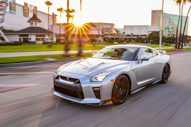 Nissan giới thiệu "xế đua" GT-R 2019, đi kèm giá bán 2,2 tỷ đồng - 12