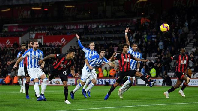 Arsenal - Huddersfield: Xóa tan bê bối, nối dài mạch bất bại - 2