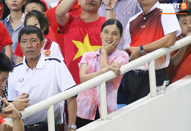 Đẹp "thần thái" xem con đá bóng, mẹ Văn Hậu gây chú ý vì chi tiết này - 2