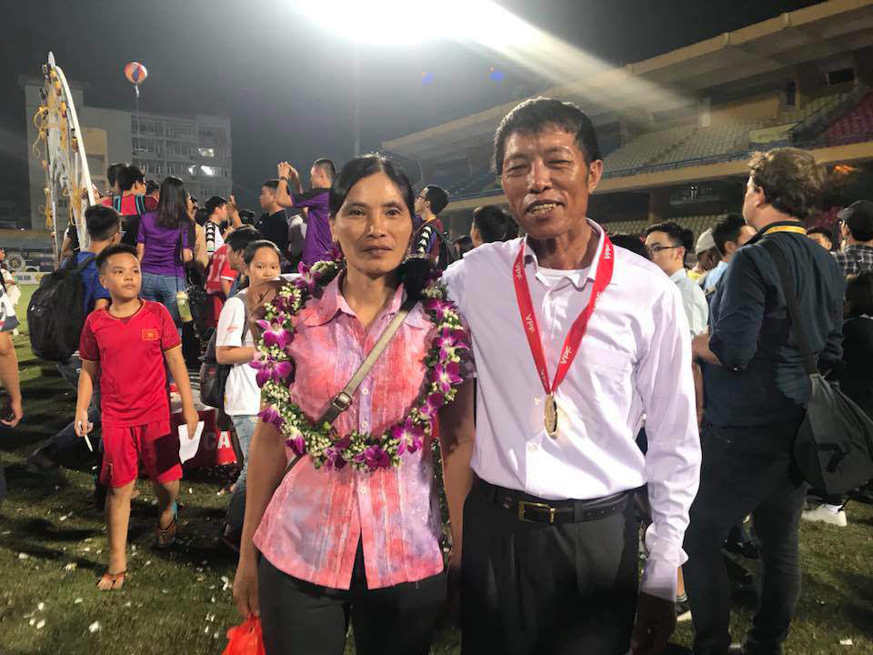 Đẹp "thần thái" xem con đá bóng, mẹ Văn Hậu gây chú ý vì chi tiết này - 3