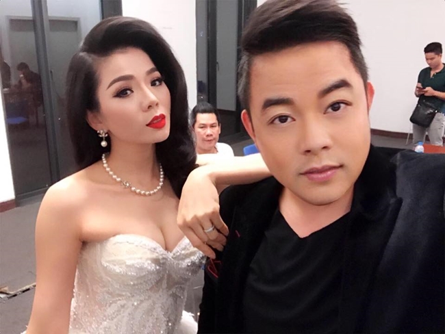 Nam ca sĩ U40 được khen trẻ trung hơn nhiều so với tuổi thật. Trong ảnh, Quang Lê chụp ảnh cùng ca sĩ Lệ Quyên, người đồng nghiệp thân thiết của anh.