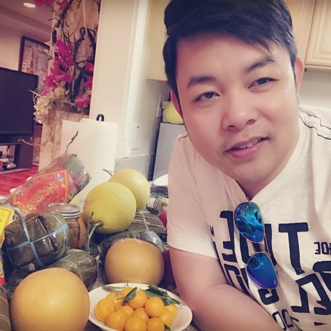 Những ngày lễ Tết, nam ca sĩ vẫn chuẩn bị đầy đủ các món bánh cổ truyền như bánh chưng, bánh tét...