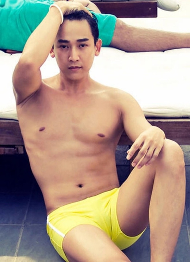 Bằng tuổi Quang Lê là diễn viên Hứa Vĩ Văn. Anh được người hâm mộ ưu ái gọi là "soái ca" màn ảnh vì vẻ điển trai, quyến rũ.