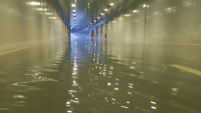 Dân mạng Đà Nẵng đua nhau đăng ảnh “phố biến thành sông” - 10