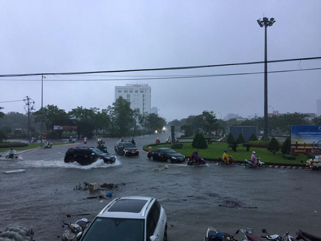 Dân mạng Đà Nẵng đua nhau đăng ảnh “phố biến thành sông” - 12