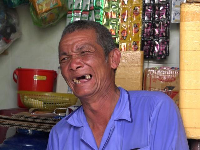 Tin tức trong ngày - Clip: Người đàn ông tật nguyền làm chuyện “quái gở” trở về sau lễ vinh danh