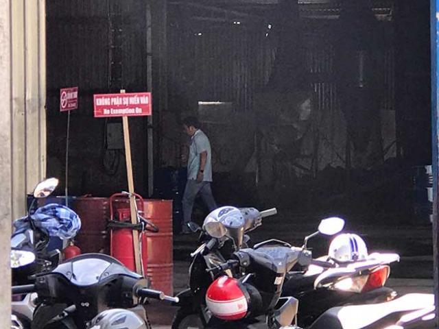 Cơ sở sang chiết xăng dầu ở Sài Gòn rực lửa, 2 người bỏng nặng