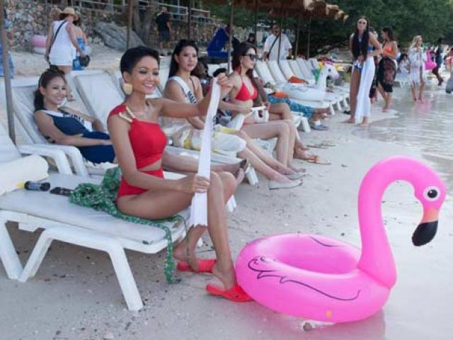 Thời trang - "Sốc" vì H’Hen Niê mang đôi dép "huyền thoại" đi thi Hoa hậu Hoàn vũ 2018