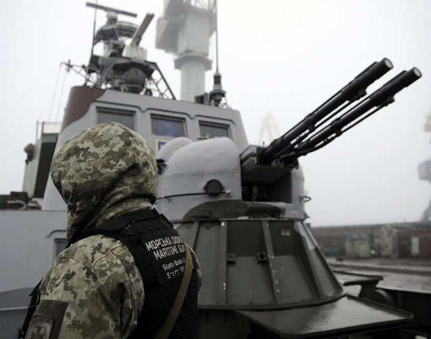 Ukraine từng dọa nổ súng tấn công tàu Nga tại điểm nóng căng thẳng - 1