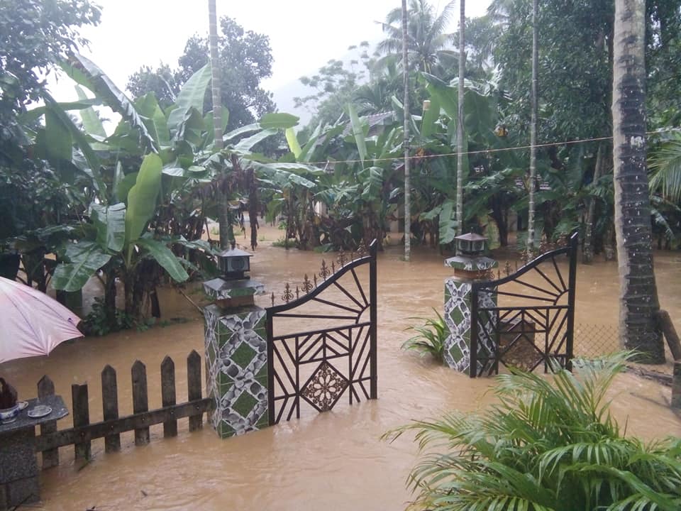 Hàng ngàn nhà dân ở Bình Định bị lũ bao vây, nước chảy qua đập như thác - 2