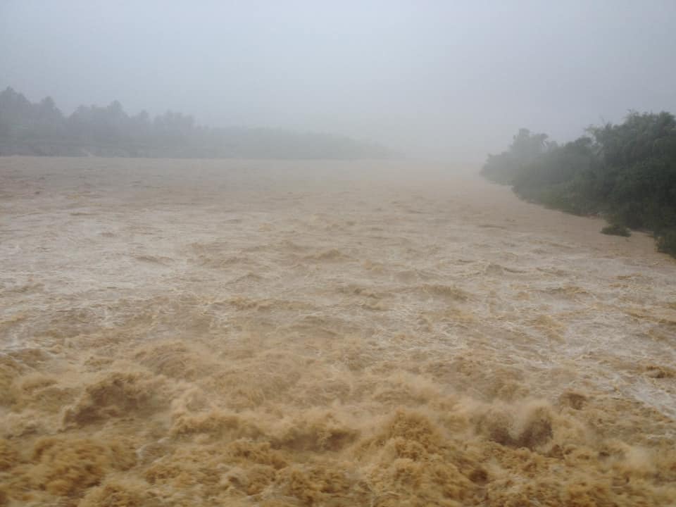 Hàng ngàn nhà dân ở Bình Định bị lũ bao vây, nước chảy qua đập như thác - 4