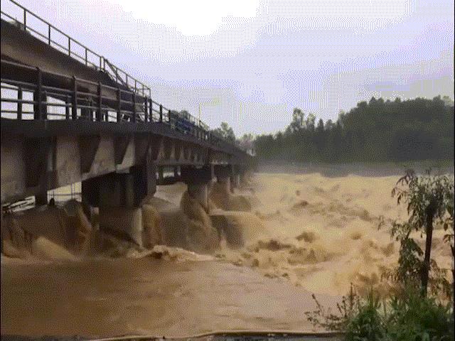 Tin tức trong ngày - Hàng ngàn nhà dân ở Bình Định bị lũ bao vây, nước chảy qua đập như thác