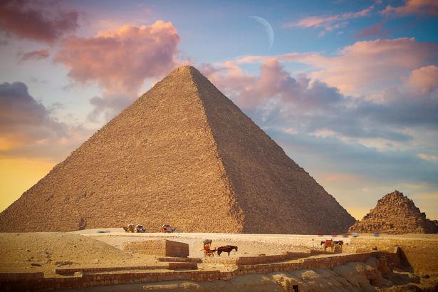 Cặp đôi khỏa thân trên đại kim tự tháp Giza ở Ai cập gây phẫn nộ - 1