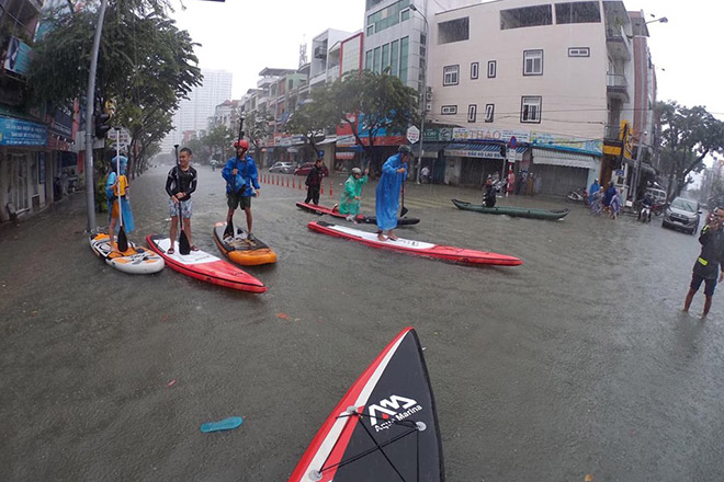 Hài hước cảnh người Đà Nẵng bơi thuyền, bắt cá giữa phố tràn ngập internet - 2