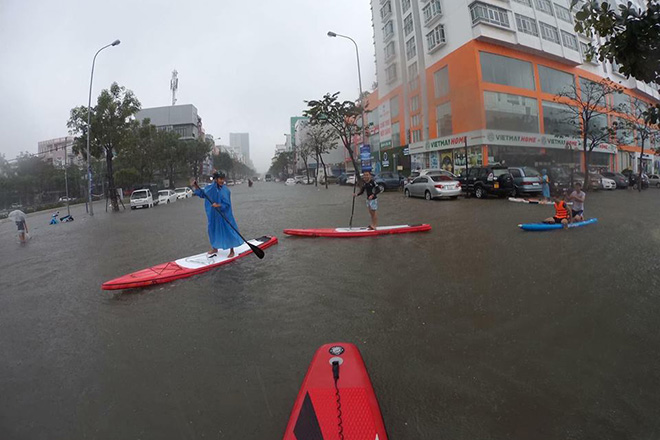 Hài hước cảnh người Đà Nẵng bơi thuyền, bắt cá giữa phố tràn ngập internet - 3