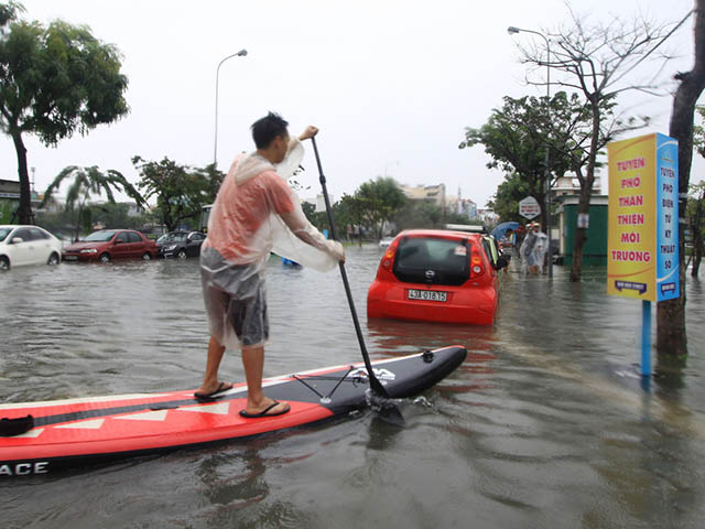 Công nghệ thông tin - Hài hước cảnh người Đà Nẵng bơi thuyền, bắt cá giữa phố tràn ngập internet