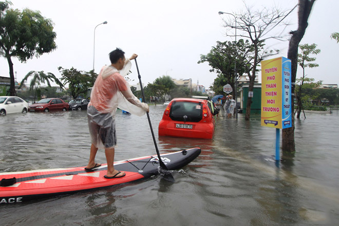 Hài hước cảnh người Đà Nẵng bơi thuyền, bắt cá giữa phố tràn ngập internet - 11