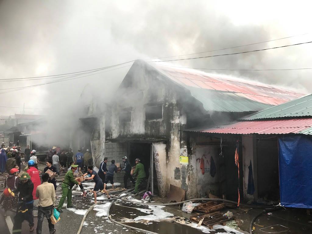Cháy lớn ở kho hàng chợ Vinh trong cơn mưa tầm tã - 1
