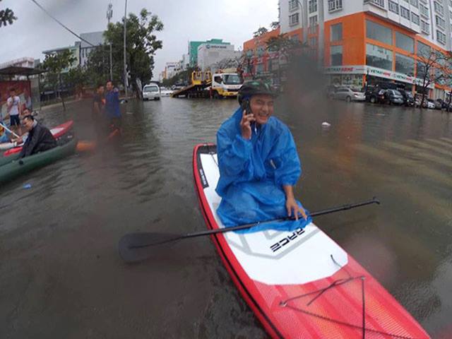 Hài hước cảnh người Đà Nẵng bơi thuyền, bắt cá giữa phố tràn ngập internet - 4