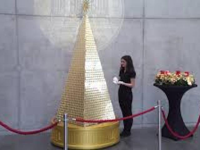 Du lịch - Chiêm ngưỡng cây thông Noel "đồng xu vàng" trị giá 2,3 triệu euro