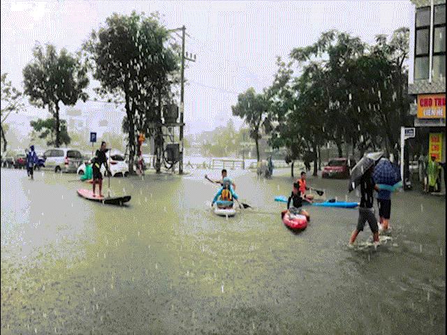 Phố Đà Nẵng ngập như sông, giới trẻ bơi thuyền kayak tranh tài