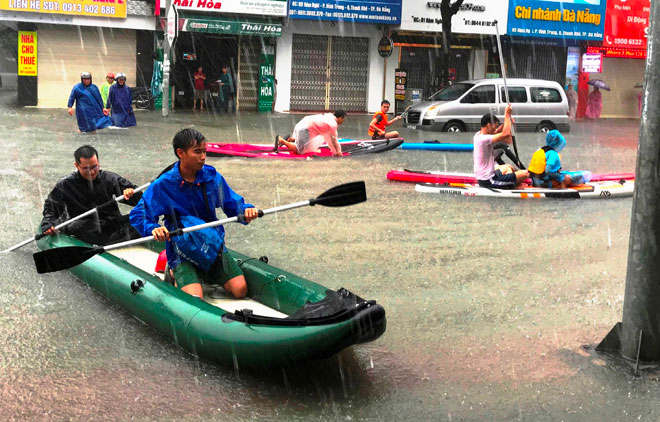 Phố Đà Nẵng ngập như sông, giới trẻ bơi thuyền kayak tranh tài - 1