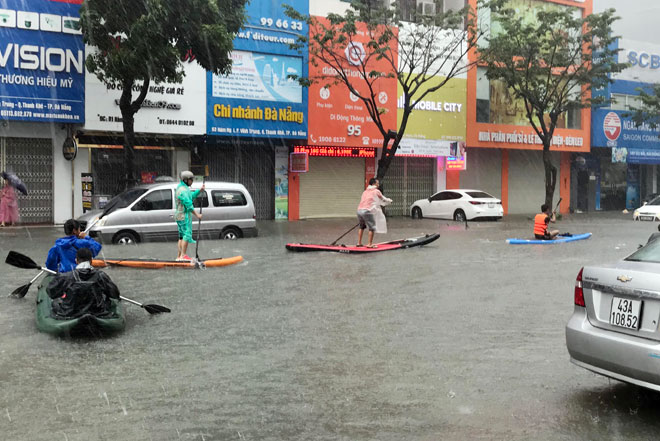 Phố Đà Nẵng ngập như sông, giới trẻ bơi thuyền kayak tranh tài - 5