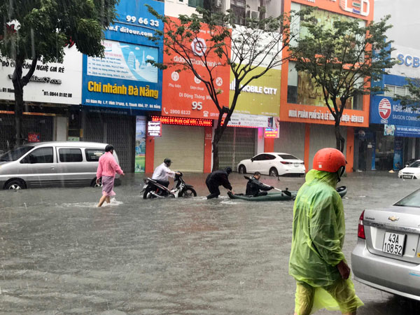 Phố Đà Nẵng ngập như sông, giới trẻ bơi thuyền kayak tranh tài - 6