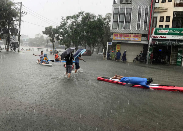 Phố Đà Nẵng ngập như sông, giới trẻ bơi thuyền kayak tranh tài - 8
