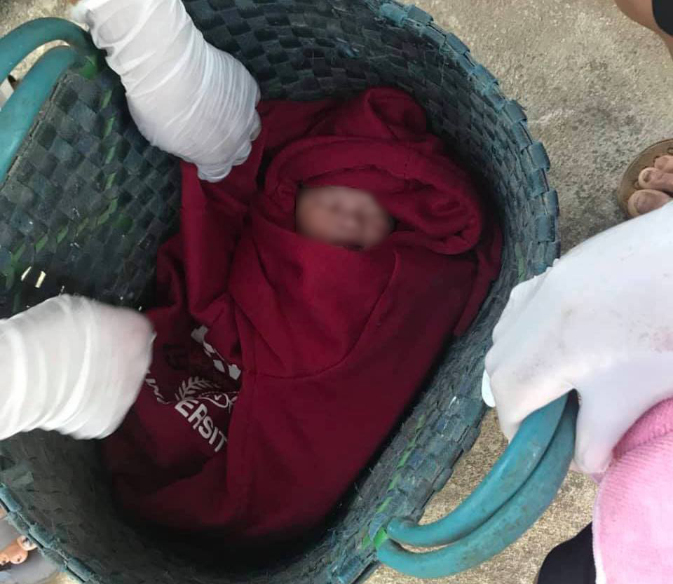 Xót xa bé trai còn dây rốn bị vứt bỏ ngoài đường, kiến cắn sưng mặt - 1