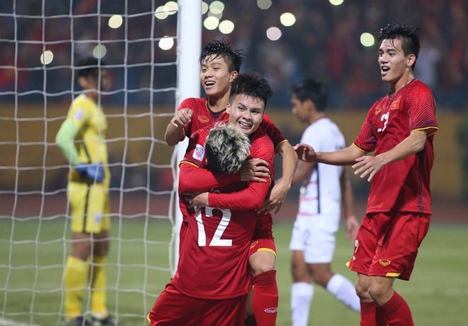 Nóng trong tuần: Đội tuyển Việt Nam vào chung kết AFF Cup, CĐV “đi bão” xuyên đêm - 1