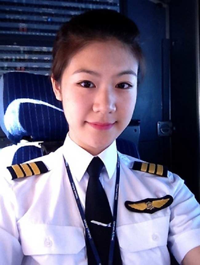 Huỳnh Lý Đông Phương (sinh năm 1987) là nữ cơ trưởng đầu tiên của đội bay Airbus A321. Cô sở hữu khuôn mặt thanh thoát và vóc dáng chuẩn mực không kém gì các siêu mẫu.