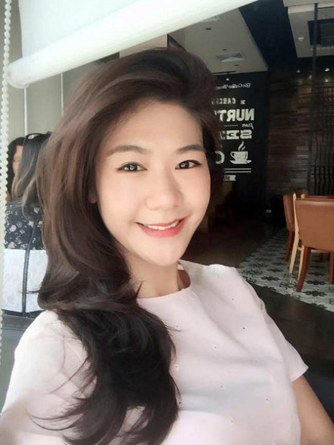 Sau cuộc tình không thành với nam diễn viên, hiện tại nữ cơ trưởng đã kết hôn với doanh nhân Việt kiều Triệu Tất Trung và có cuộc sống hôn nhân viên mãn.