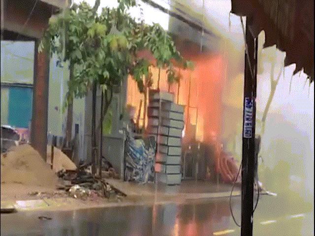 Mưa như trút nước, xưởng inox ở Đà Nẵng vẫn cháy nổ khủng khiếp