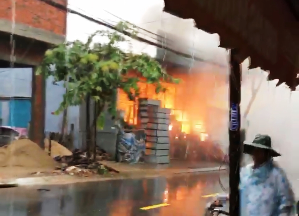 Mưa như trút nước, xưởng inox ở Đà Nẵng vẫn cháy nổ khủng khiếp - 1