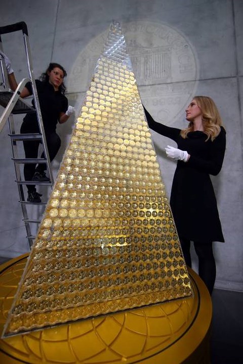 Chiêm ngưỡng cây thông Noel &#34;đồng xu vàng&#34; trị giá 2,3 triệu euro - 1