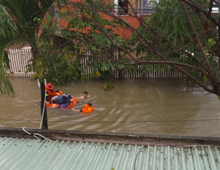Cứu 4 cô gái mắc kẹt trong ngôi nhà chìm sâu dưới nước - 2
