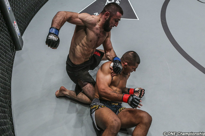 MMA mãn nhãn: Dính đòn đau, tay đấm Malaysia thua sấp mặt - 3