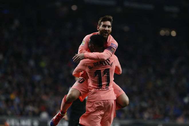 Espanyol - Barcelona: Messi rực rỡ &#34;nổ&#34; cú đúp siêu phẩm - 1